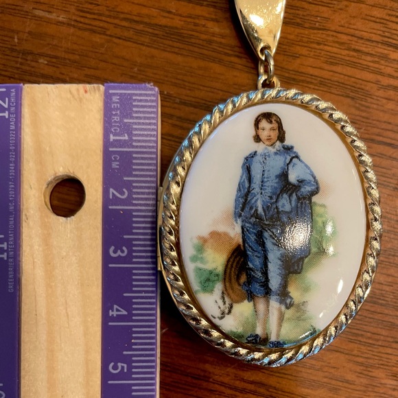 Vintage Porcelain ‘Blue Boy’ brass Locket Pendant with Chain - Picture 6 of 9